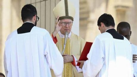 Il favorito Parolin deve "resistere" alle prime conte. Prevost in crescita