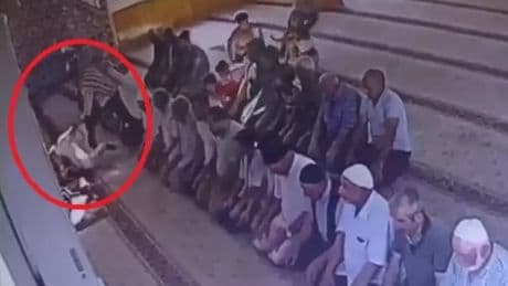 Camide komşusunu bıçaklayarak öldüren şüpheli: Bıçağı alıp takip ettim