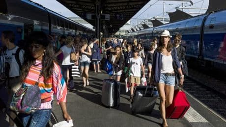 "J'y tiens à mes 5 semaines", "j'aurais préféré me les faire payer": des salariés français partagés entre repos et pouvoir d'achat sur la 5ème semaine de congés monétisable