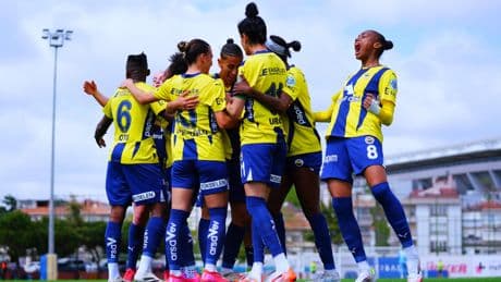 Fenerbahçe Kadın Futbol Takımı'nda 17 imza