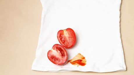 Wenn alles versagt: Dieser einfache Trick entfernt selbst eingetrocknete Tomatenflecken