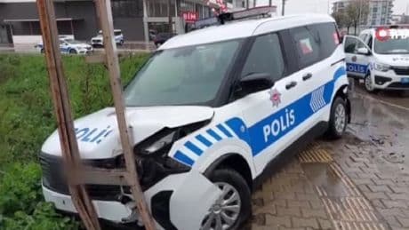 Polis aracına minibüs çarptı: 1'i polis 2 yaralı