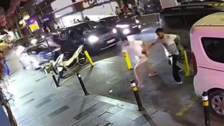 Direksiyon hakimiyetini kaybeden 17 yaşındaki sürücü 7 araca çarptı; 2 kişi ölümden koşarak kurtuldu