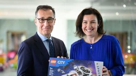 Kuriose Geschenke von Politikern an Politiker: Lego-Raumschiffe, Rollerblades und Krokodil-Versicherungen