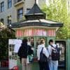 Berliner Baudenkmal: Studentinnen verkaufen Kunst und Snacks in altem Charlottenburger Kiosk