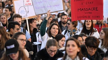 «On s’est tous déjà fait avoir» : les médecins généralistes en première ligne face à l’explosion des arrêts maladie
