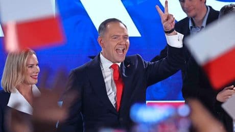 Eurosceptische oud-bokser Nawrocki wint Poolse verkiezingen