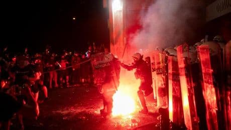 Proteste in Serbien: Polizei vertreibt Demonstranten in Serbien von Universitätsgelände