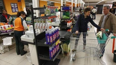 Obligan a la Seguridad Social a dar una pensión de 1.500 euros a una cajera de Mercadona con 'espalda fallida'