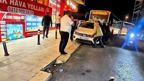 Avcılar'da hatalı park eden aracı vatandaşlar elleriyle kaldırdı