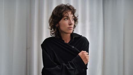 Monica SG Golay, experta en desconexión digital: “Poner el móvil en blanco y negro puede parecer una tontería, pero tiene un gran impacto; al eliminar los colores, se reduce el estímulo”