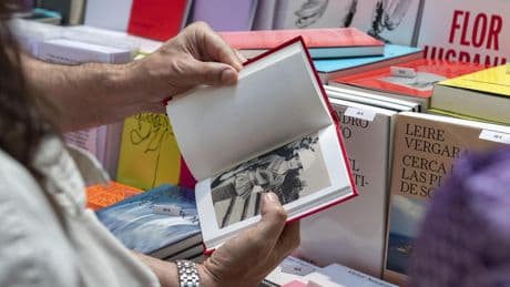 Los libros que denuncian la subida de alquiler o el machismo con ediciones artísticas: “Son proyectos suicidas”