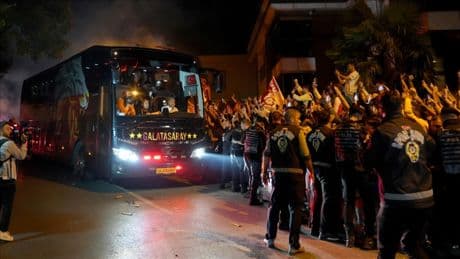Galatasaray takım otobüsüne saldırı!