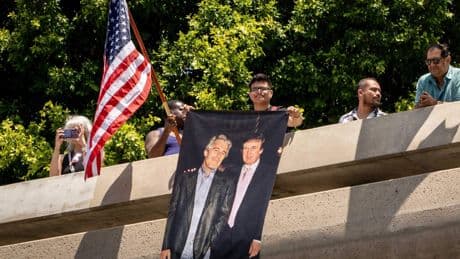MAGA-influencers voelen zich verraden om ontbrekende Epstein-lijst: ’Bescherming van elite en Donald Trump zelf?’