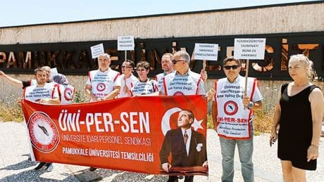 Denizli'de üniversite idari personeli ücrette adalet istedi