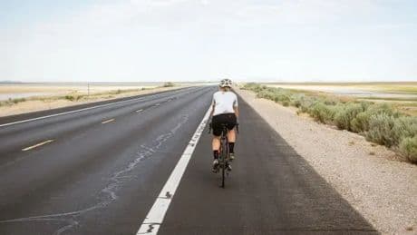 La DGT aclara la eterna polémica: ¿se puede adelantar a un ciclista en línea continua o no?