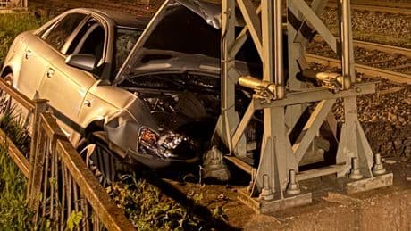 Fünf Schwerverletzte - Oberleitung kaputt! Auto legt Bahn-Verkehr lahm