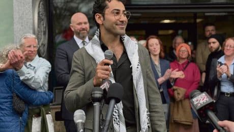 Mohsen Mahdawi, l’étudiant palestinien arrêté sur le campus de Columbia, libéré par la justice américaine