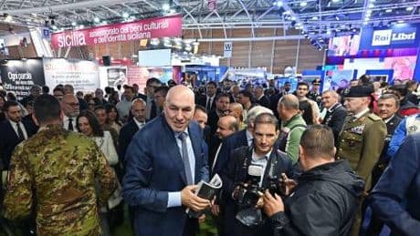 Crosetto contestato dai pro Pal. La lezione del ministro: "Nessuno decide chi parla e chi no"