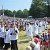 Grand rassemblement traditionaliste, le pèlerinage de Chartres séduit les jeunes catholiques
