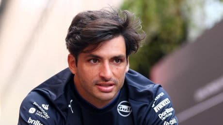 Carlos Sainz se salva de un tremendo lío: la decisión de la FIA tras otra sanción incomprensible