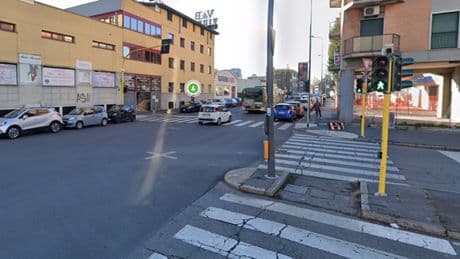 Milano, ragazzo di 21 anni senza patente fugge in moto dalla polizia e si schianta contro un semaforo: morto in ospedale, parenti in rivolta