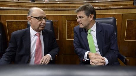 Los Mossos acusan al despacho de Montoro de cobrar de una multinacional del juego vinculada a Rafael Catalá