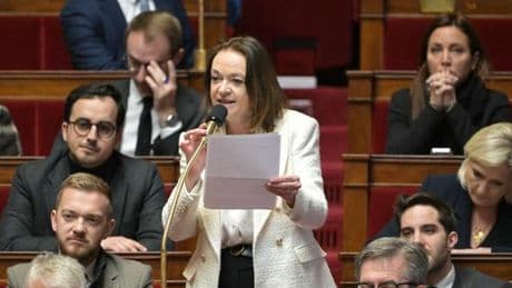 Marine Le Pen défend Caroline Parmentier, vice-présidente du groupe RN à l’Assemblée, critiquée pour des écrits racistes, haineux et antiavortement
