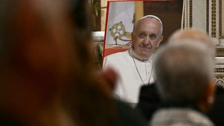 Franziskus starb an Folgen eines Schlaganfalls - Weltweite Trauer um den Papst