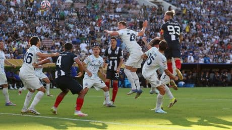 Sergio Ramos, eterno, vuela sobre el Rose Bowl para obrar el pequeño milagro de Monterrey ante el Inter