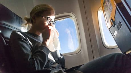 Richtig verhalten im Flieger - Muss ich Flugbegleitern sagen, wenn ich krank bin?