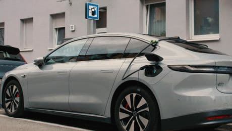 Stadt verbietet E-Auto-Laden vor Haustür: Besitzer baut sogar besonderen Bordstein