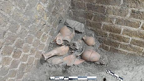 Antiguos vecinos y personas sin hogar fundaron una precaria favela en Pompeya tras la devastadora erupción del Vesubio en el año 79 d.C.