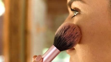 Bárbara Martos, maquilladora: "Aplicar el colorete en la 'manzanita' de la mejilla puede hacerte parecer más mayor"