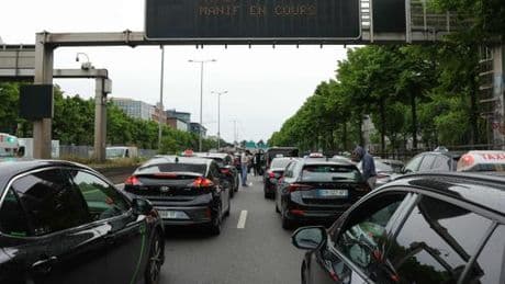 Sur leur piquet de grève à Paris, les taxis redoutent un effondrement de leur modèle économique