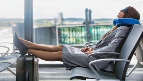 Urlaubszeit: Von Handyhalterung bis Fußstütze: Diese Gadgets erhöhen den Komfort im Flugzeug