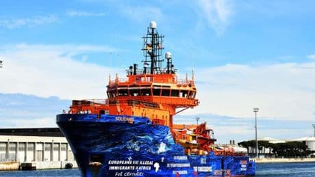 La nave Solidaire con 263 migranti attesa venerdì a Genova