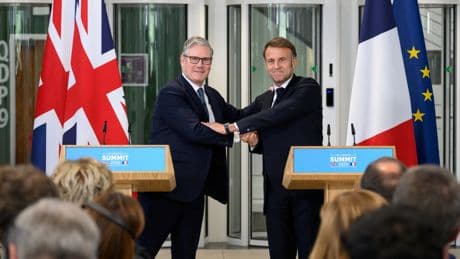 La Commission européenne va «étudier» les modalités de l'accord franco-britannique sur les migrants