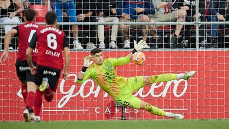 El Mirandés vence al Oviedo, que falló un penalti, y defenderá su sueño en el Tartiere
