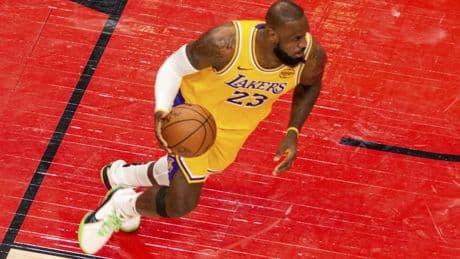 Los Lakers, a punto de cerrar la mayor venta de la historia del deporte