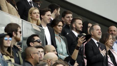 Royaume-Uni: la famille Beckham toujours sous les projecteurs des tabloïds britanniques
