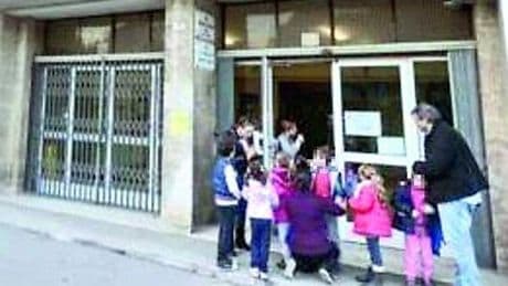 Stop a gite scolastiche e progetti di inclusione, a Pontedecimo scatta la protesta anti-preside