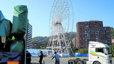 Bilbao arranca el motor festivo con el montaje de las barracas y las txosnas
