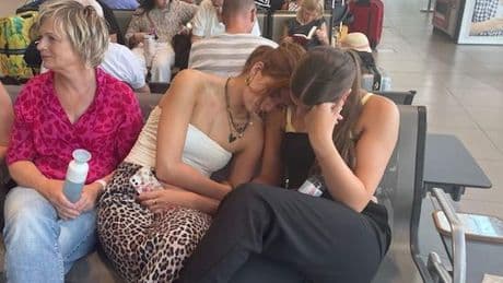 Marlies (57) al dagenlang vast op vliegveld Faro: ’Hele vakantie verpest’