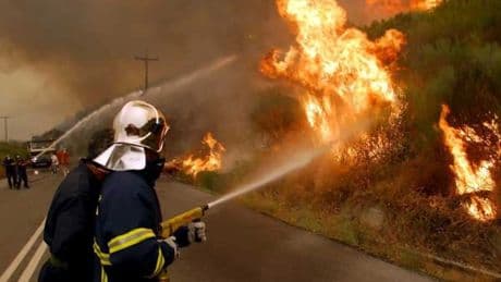 Condenados a cinco años de cárcel cuatro exaltos cargos de bomberos griegos por un incendio con 104 muertos