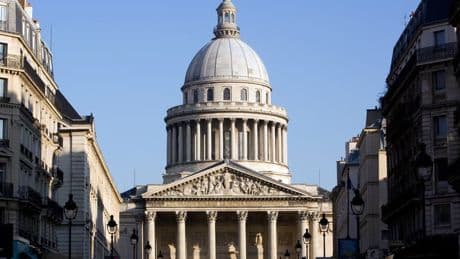 Paris: une adolescente de 17 ans meurt en chutant du toit du Panthéon, une enquête ouverte