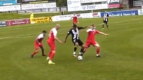 Er startet in der eigenen Hälfte - Amateur-Kicker macht ALLE nass!