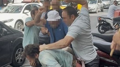Sokak ortasında linç girişimi... Ölümün eşiğinden vatandaşlar kurtardı