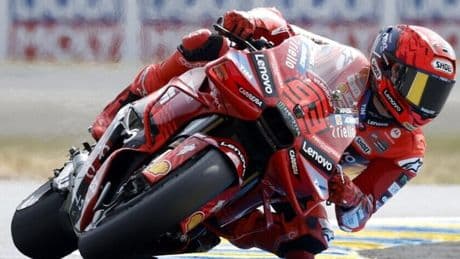 <p>Le Mans ha un solo padrone: Marquez spietato, Bagnaia cade!</p>