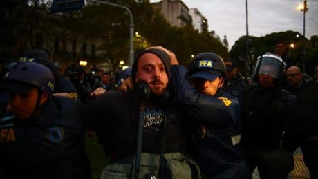 La policía de Buenos Aires detiene a cuatro fotoperiodistas en una manifestación de jubilados